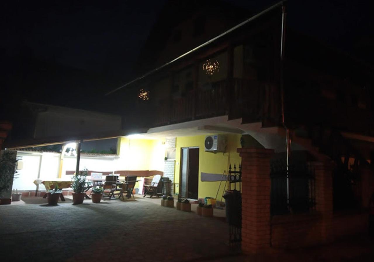 Bazsi Apartman Hajduszoboszlo Bagian luar foto